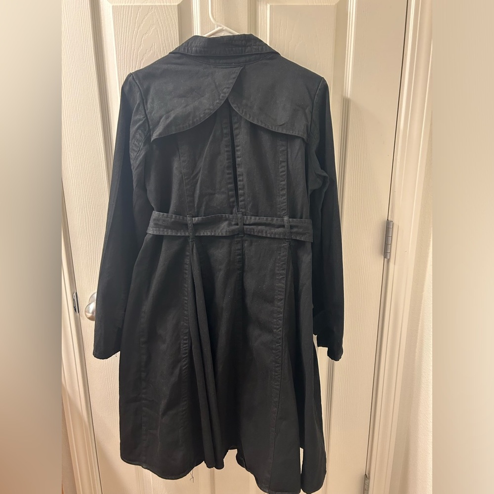 Black trench coat with large white buttons - Picture 4 of 9